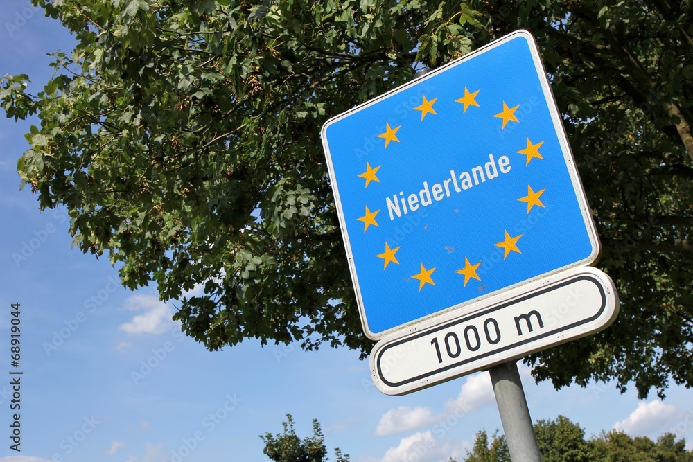 Deutsches Verkehrszeichen: niederländische Grenze in 1000 m