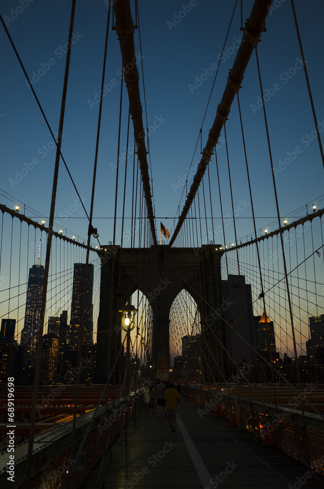 Fototapeta premium Brooklyn Bridge bei Nacht