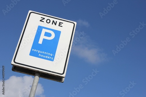 niederländisches Verkehrszeichen: Beginn einer Zone für Parklizenzinhaber