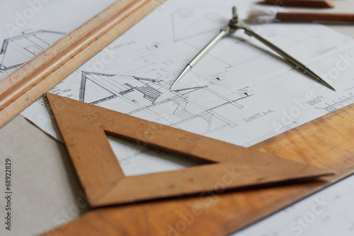 Architekturzeichnung mit Zeichenutensilien und Brille
