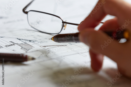 Brille auf Architekturzeichnung