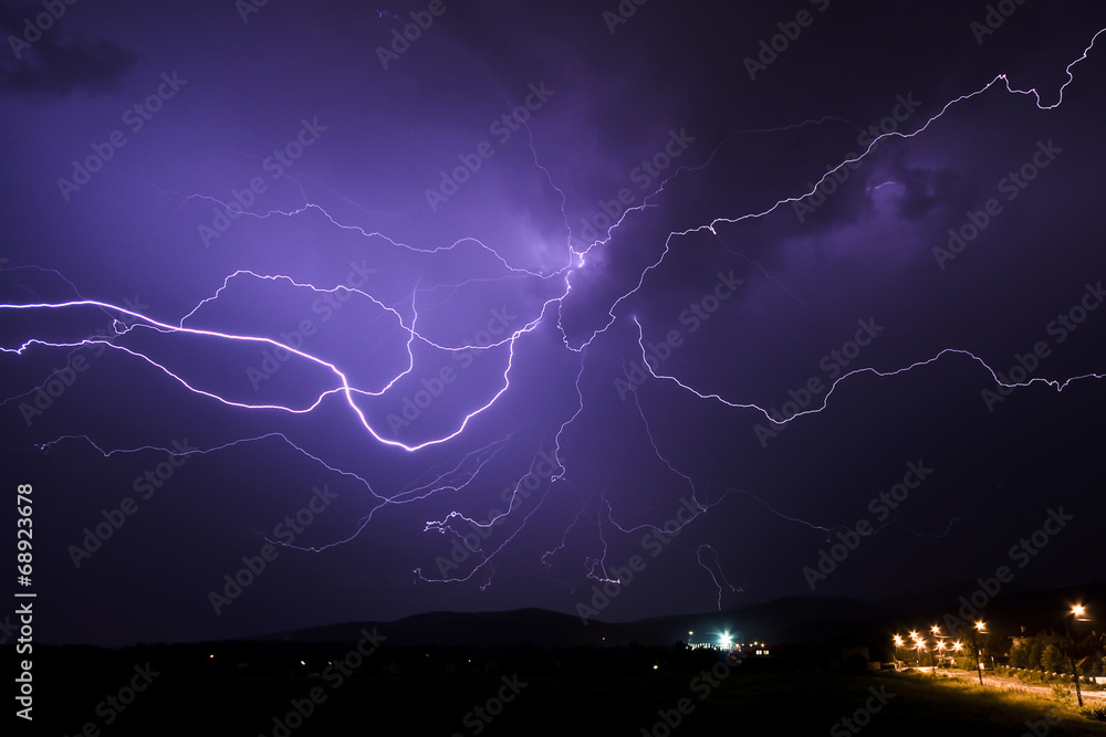 Naklejka premium Lightning in the night