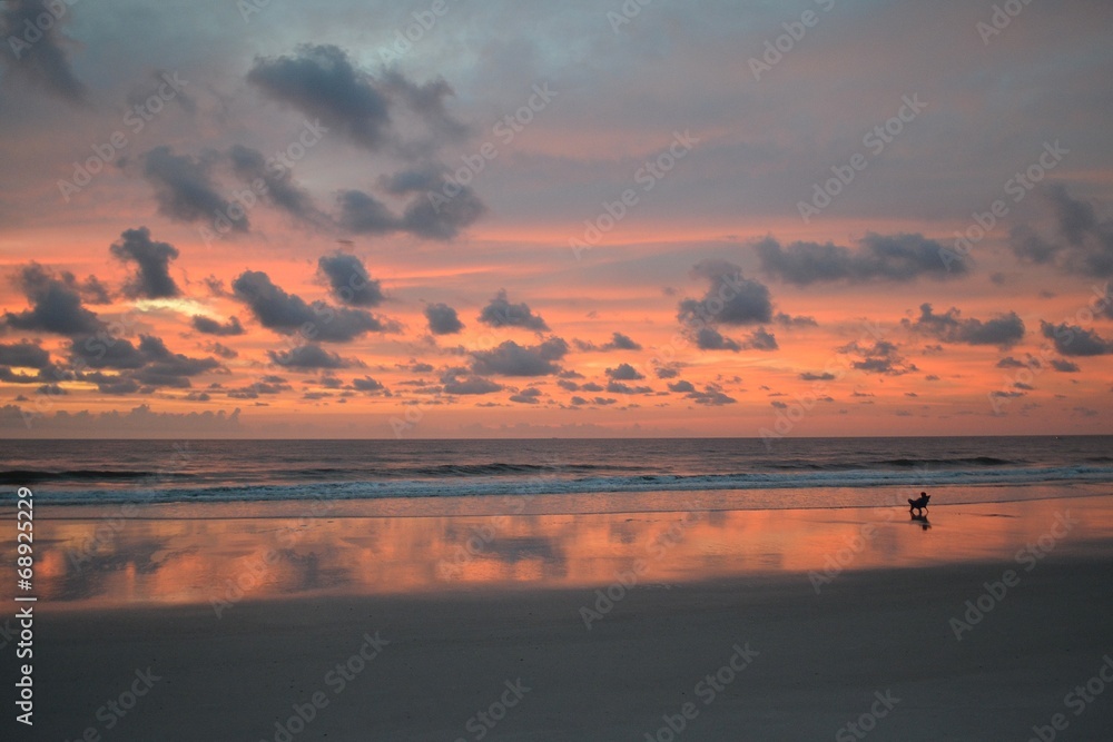 Obraz premium Man Sitting in Chair on Beach Watching Amazing Sunrise