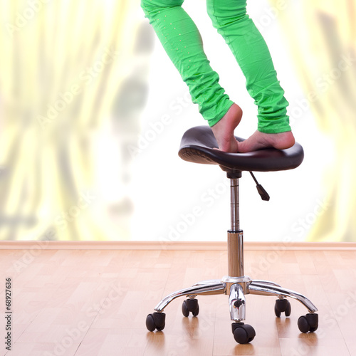 Achtung - Gefahr vom Hocker zu fallen