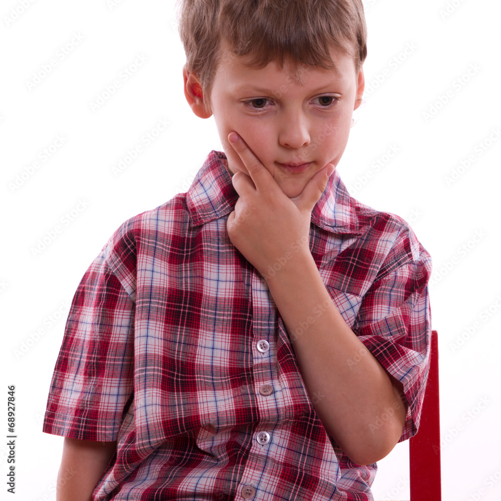 ein Junge denkt nach