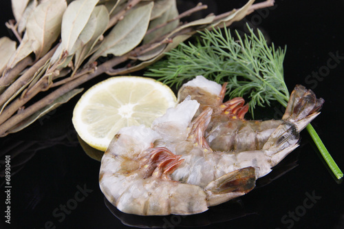 Fresh tasty prawns with lemon, bay leaves and dill
