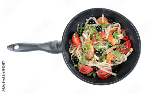 Fresh prawns with spaghetti and vegetables in a pan