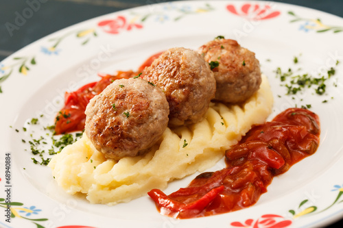 meatballs with mashed potatoes