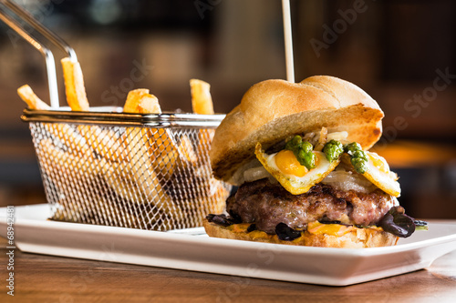 Obraz na płótnie Burger w salonie