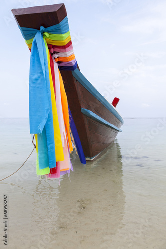 Geschmücktes Langschwanzboot am Strand in Thailand