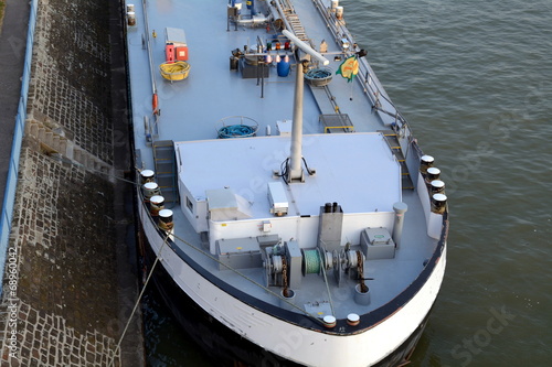 Binnenschiff im Hafen