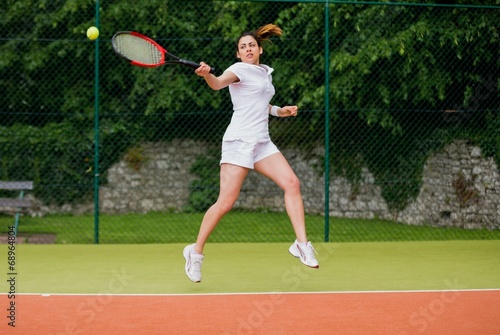 Pretty tennis player about to hit ball © WavebreakMediaMicro
