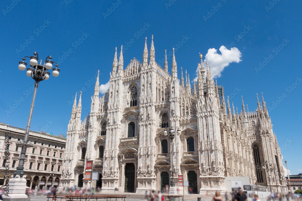 Fototapeta premium Katedra w Mediolanie. Katedra w Mediolanie. Punkt orientacyjny podróży. Piazza del Duomo.