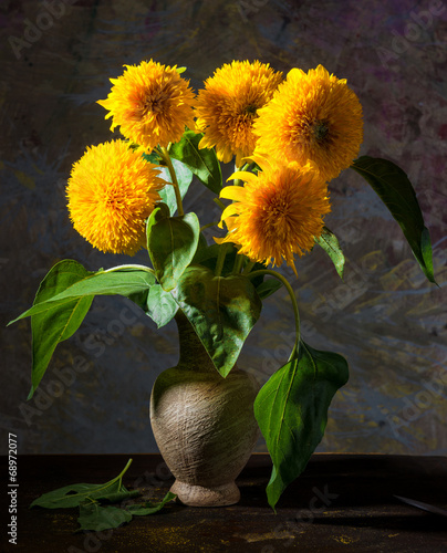 Fototapeta Naklejka Na Ścianę i Meble -  Beautiful sunflowers in a vase