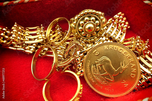 Cuadro en lienzo Jewelry box with gold jewelry nd Krügerrand coin