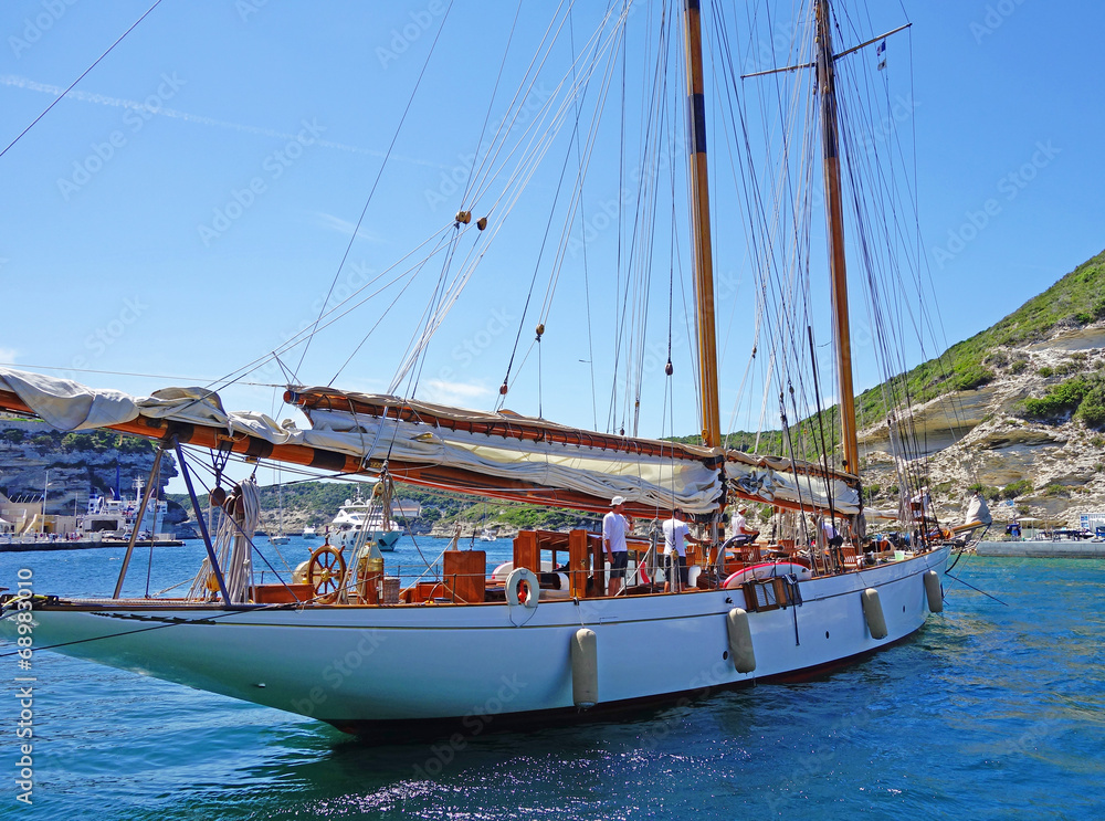 Obraz premium Voilier dans le port de Bonifacio en course