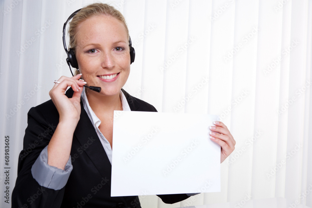 freundliche Frau mit Headset im Kundendienst