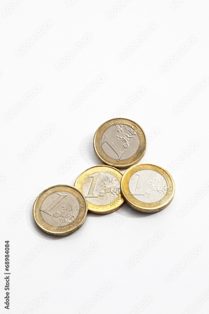 Euromünzen auf weißem Hintergrund