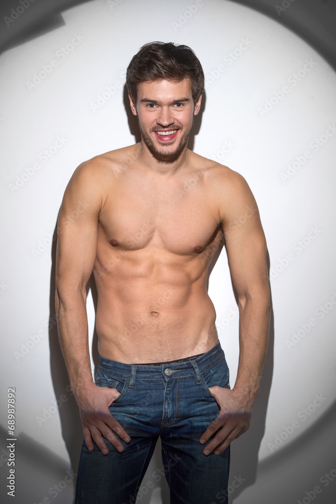 Obraz premium Healthy muscular young man in jeans.