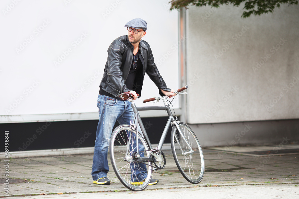 Mann mit Fahrrad vor Schaufenster