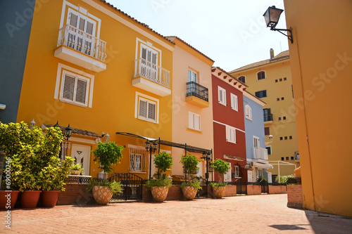 Casas con fachadas de colores