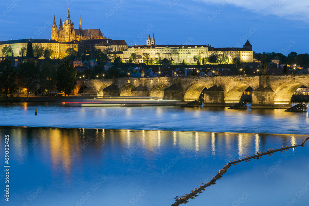 Fototapeta premium Prager Burg beleuchtet bei nacht