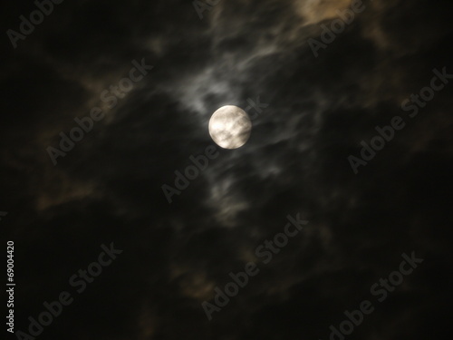 雲に隠れた満月