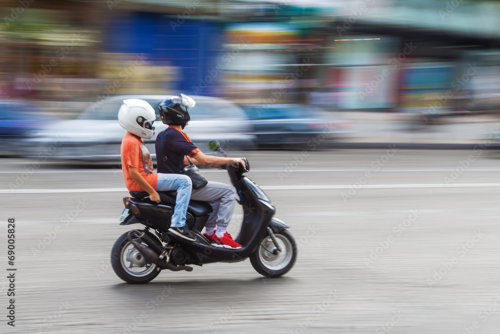 fahrender Motorroller in Bewegungsunschärfe