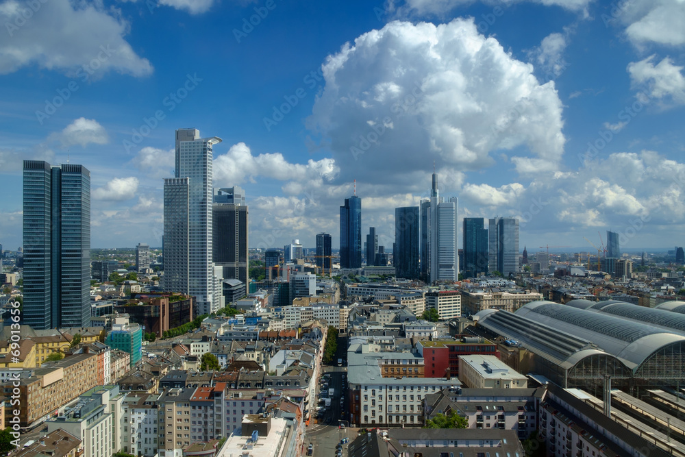 Obraz premium Skyline of Frankfurt under a partly cloudy sky