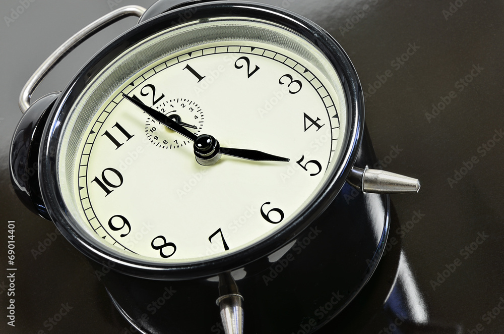 Naklejka premium Fünf Uhr