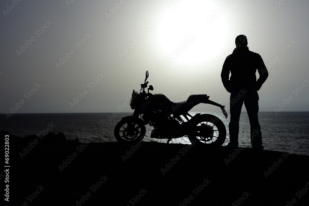 Fototapeta premium Hombre De Pie Junto A Su Motocicleta
