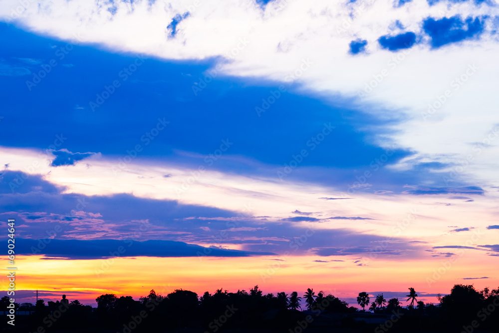 Fototapeta premium Sunset at temple riverside chao phraya river