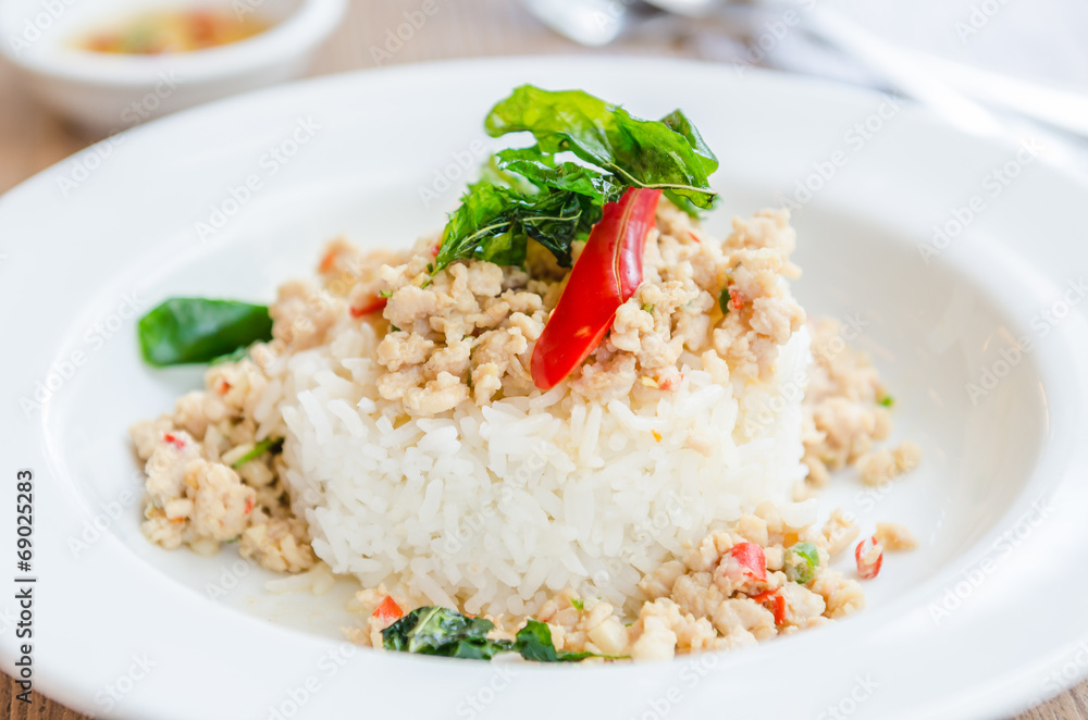 Spicy fried chicken with basil and rice