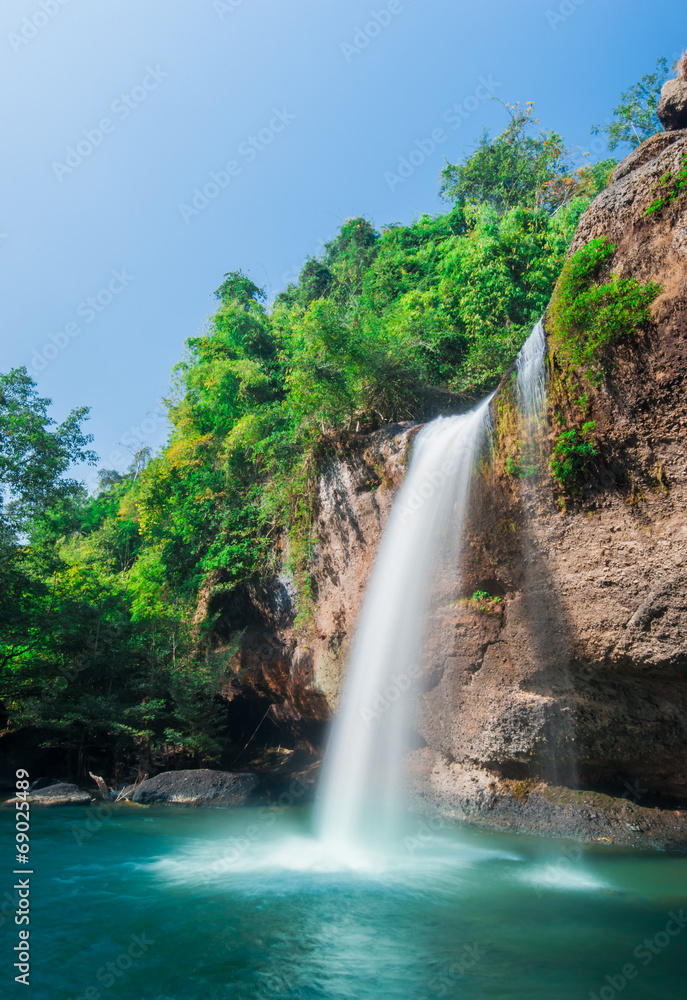 Fototapeta premium Wodospad Haew Su thad z tunelem w parku narodowym Khao Yai, Th