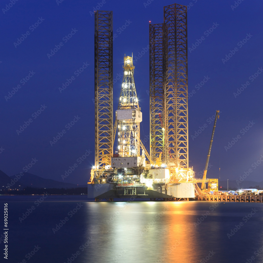 Jack up oil drilling rig in the shipyard for maintenance at suns