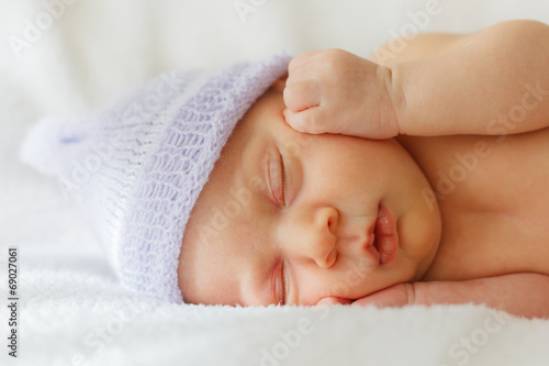 Quadro em tela Happy baby girl new born sleeping in hat