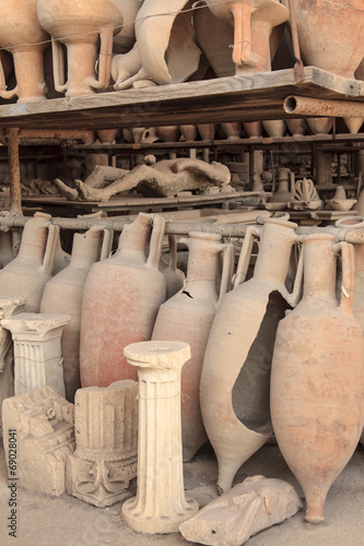 Amphoren und Säulen in Pompeji