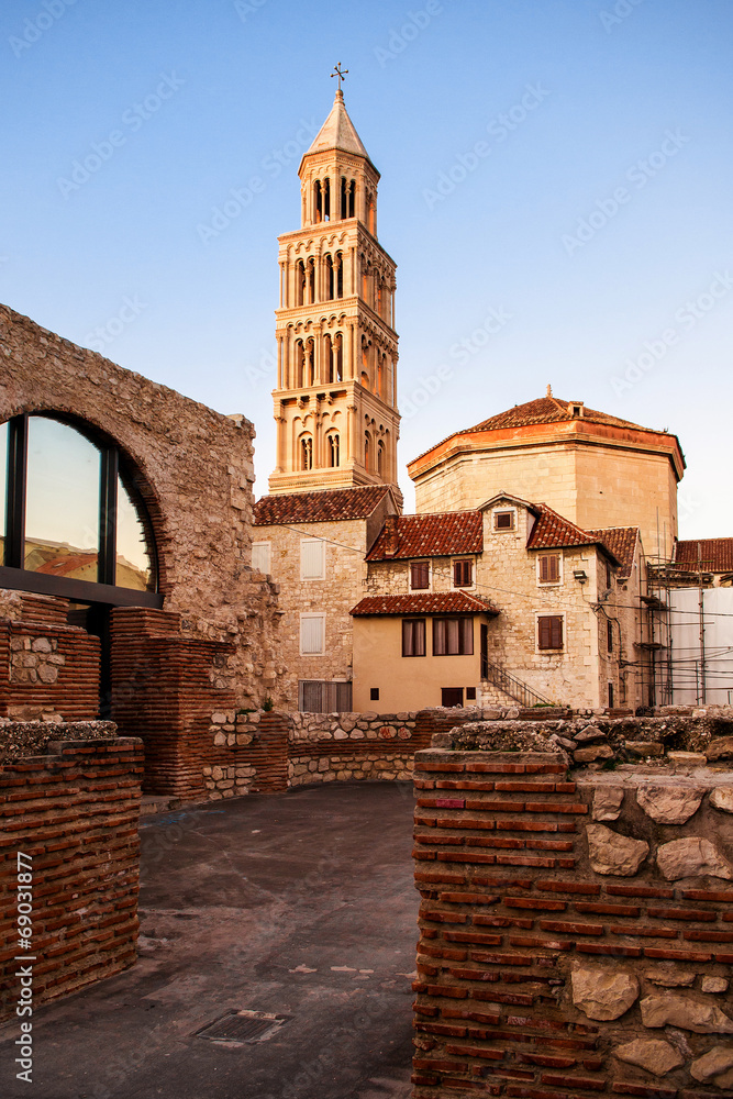 Fototapeta premium Scene from the old city of Split and the view of old bell tower