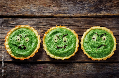 tartlets with spinach cream for Halloween in the form of a monst