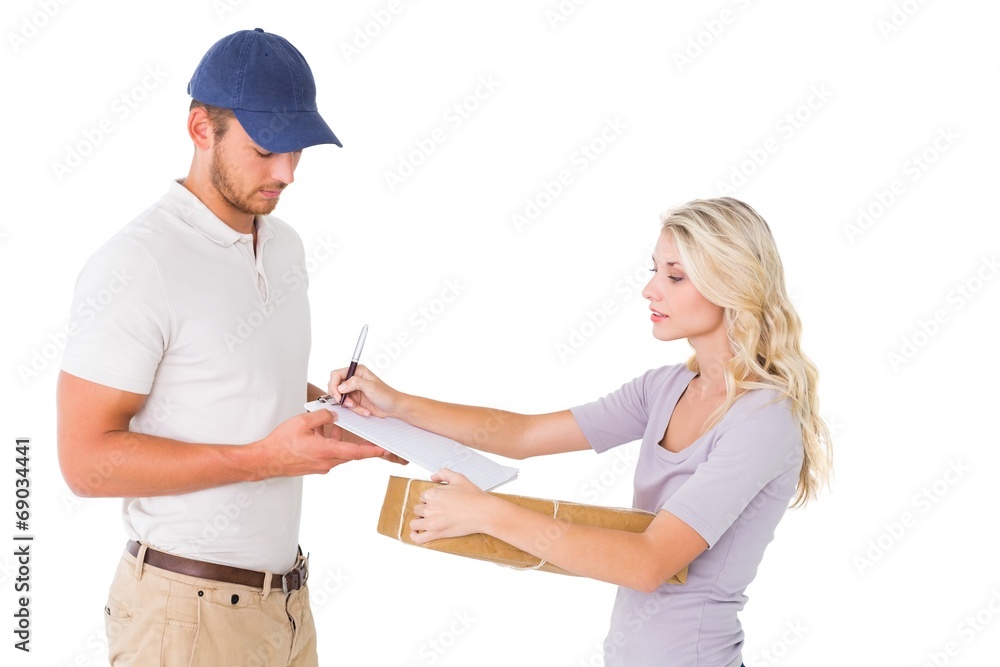 Obraz premium Happy delivery man giving package to customer