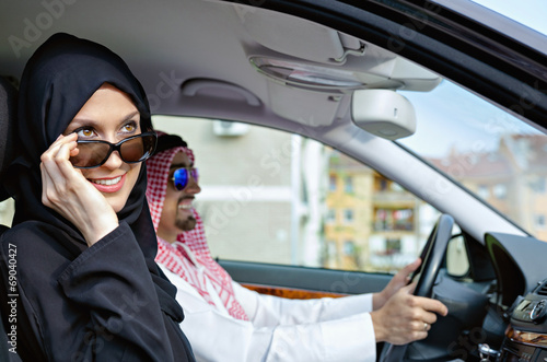 Canvas Print Young Arabic Couple In Car