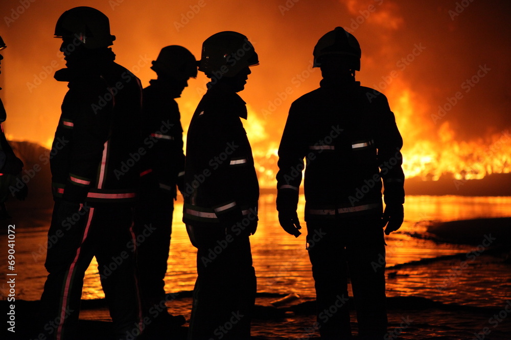 Naklejka premium fire crew at large fire