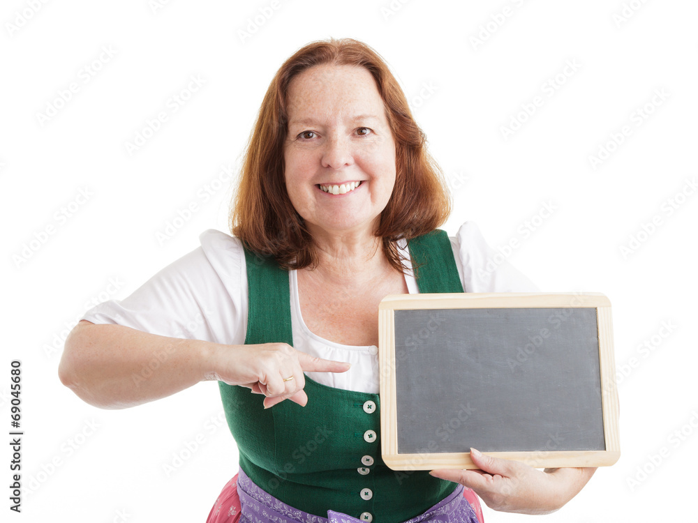Seniorin im Dirndl mit leerer Schultafel Seniorin im Dirndl mit leerer Schultafel