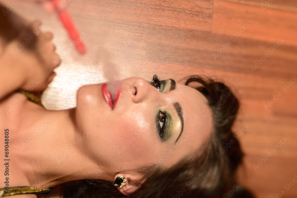 Naklejka premium Bellydancer smoking a hookah pipe