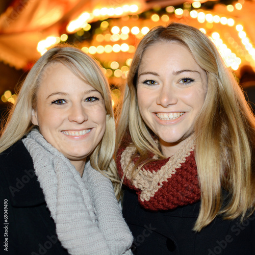 Freundinnen auf Jahrmarkt und Kirmes photo