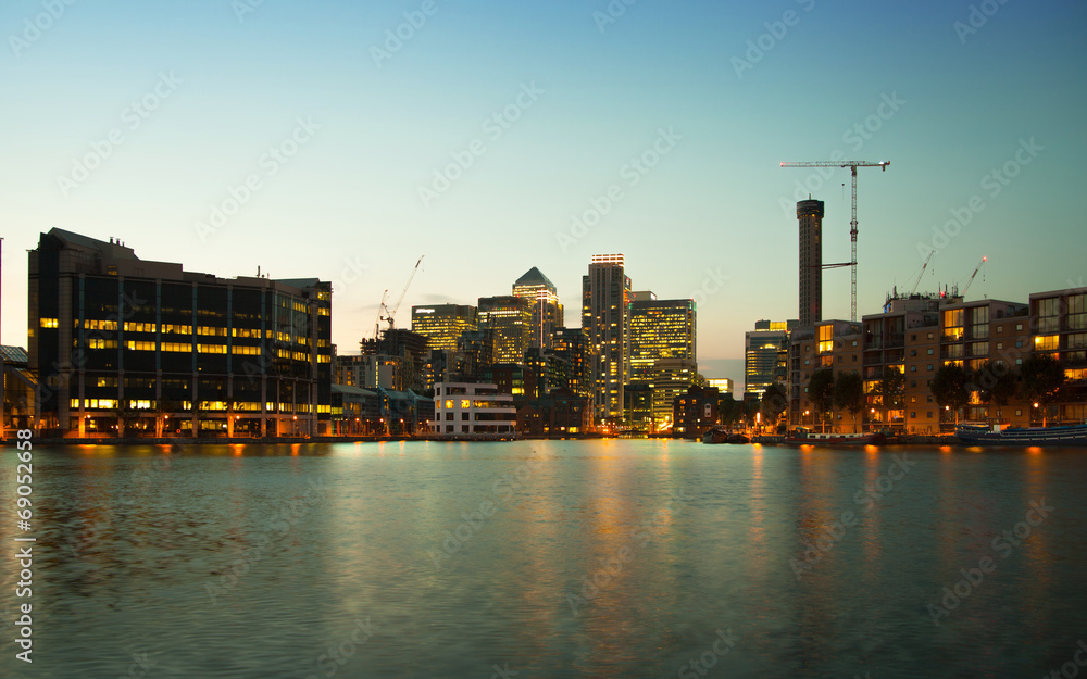 Obraz premium Londyn, Canary Wharf o zmierzchu