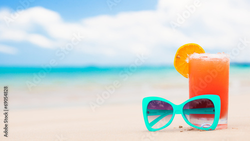 picture of fresh orange and grapefruit juice and sunglasses on