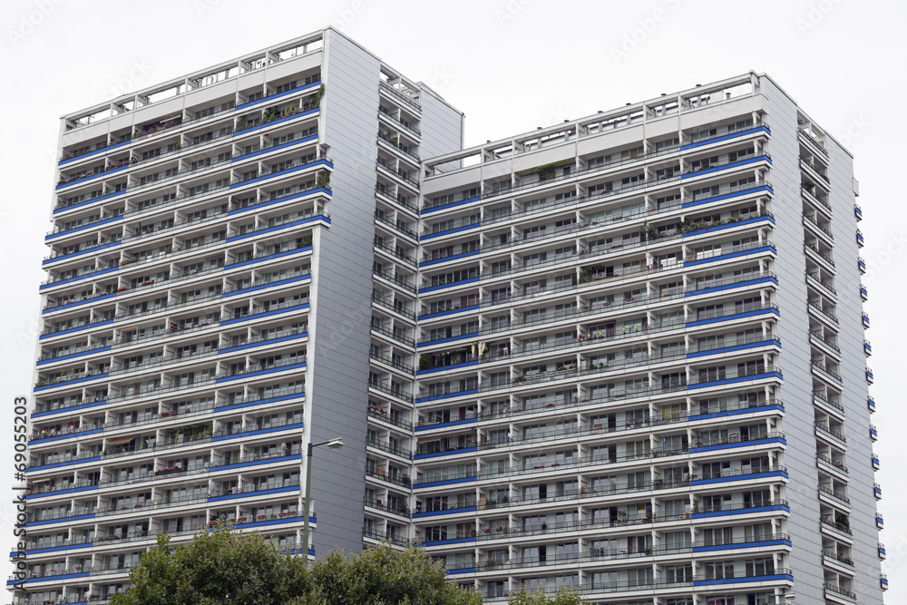 Fototapeta premium Fassade eines modernen Wohngebäudes in Berlin,Deutschland