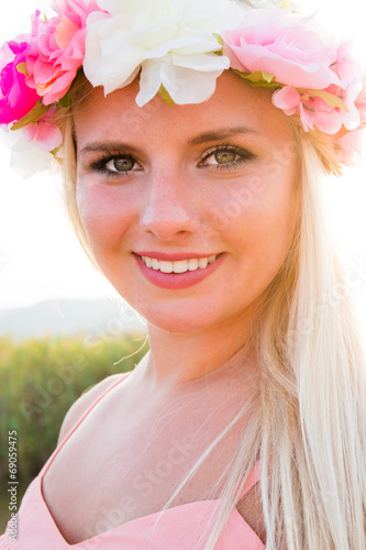 Schöne Frau mit Blumenkranz
