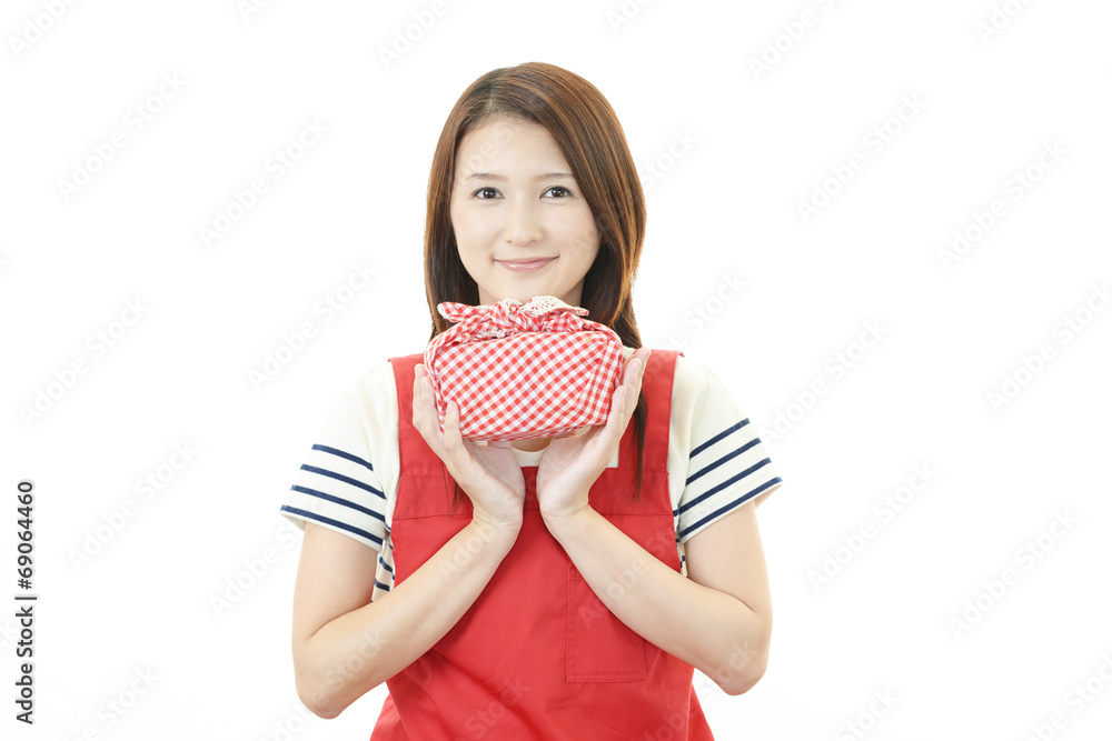 弁当箱を持つ笑顔の主婦